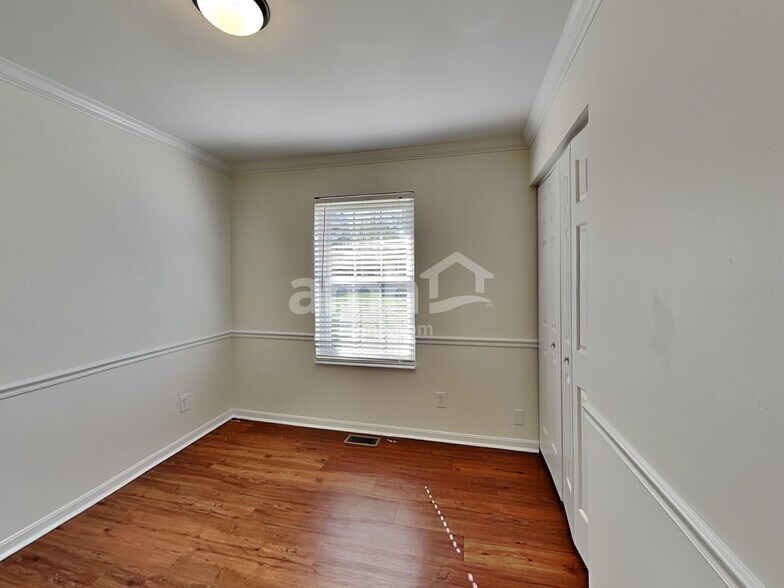 Building Photo - 2211 Siesta Dr