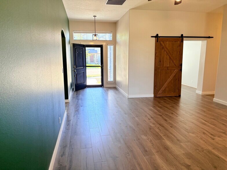Front door and flex room - 4040 W Hearst Dr