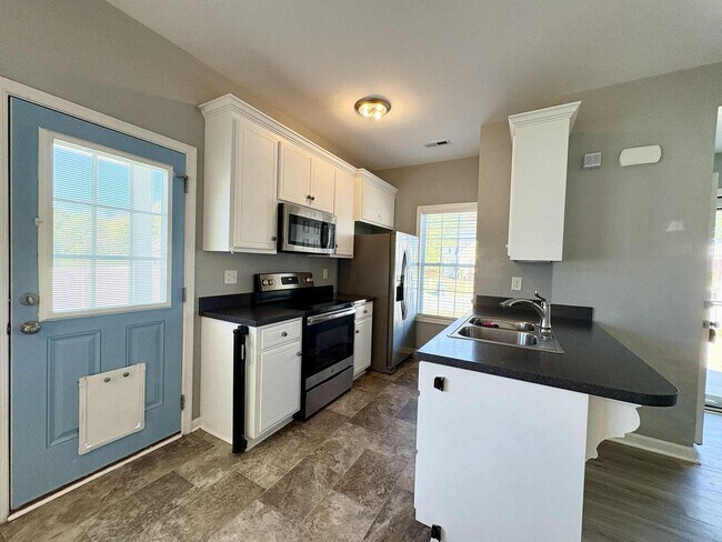 Building Photo - Move-In Ready 2 Bedroom, One Story Home – Convenience Meets Comfort!