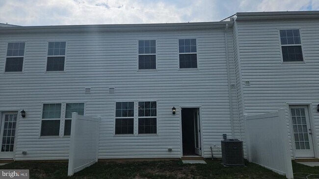 Building Photo - 30 Elliot Ln