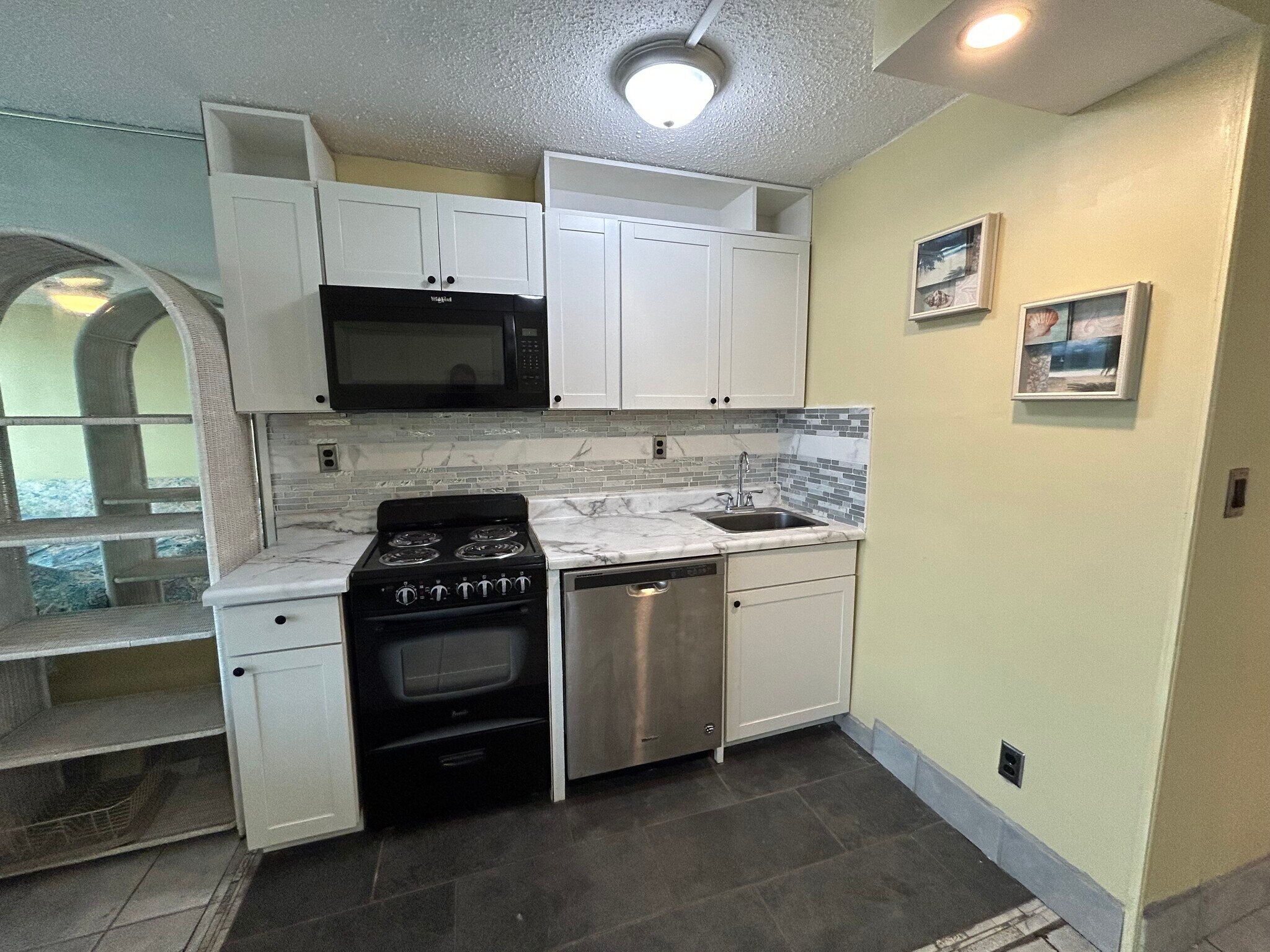 Appliances - 8817 S Thomas Dr