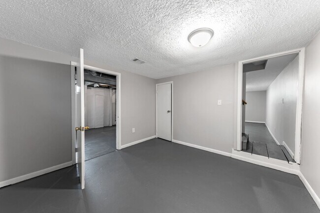 Building Photo - 1272 Zettler Rd