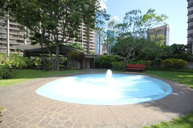 Building Photo - Updated 1 bed, 1 bath, 1 parking unit in K...