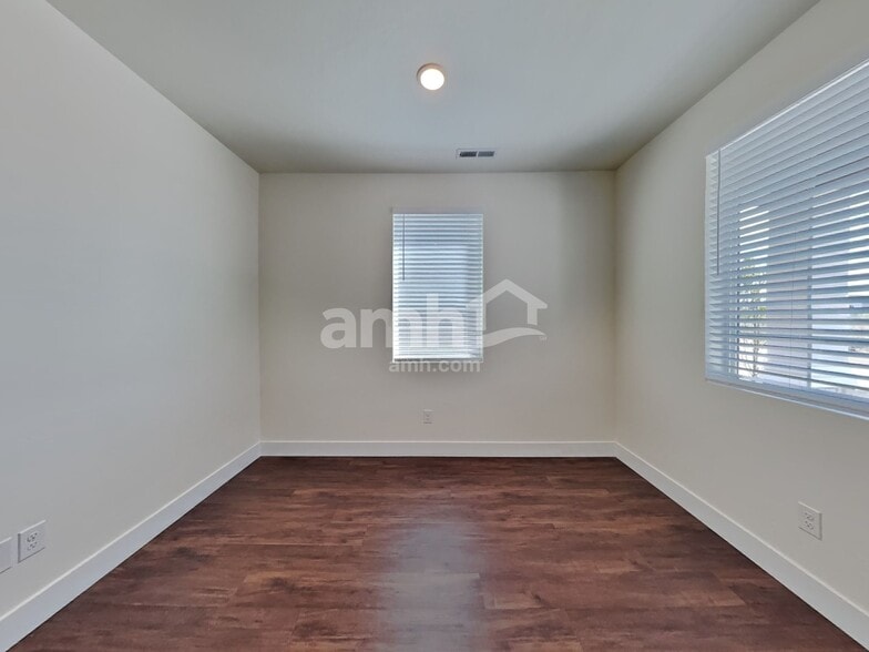 Building Photo - 1400 N Alderleaf Ave