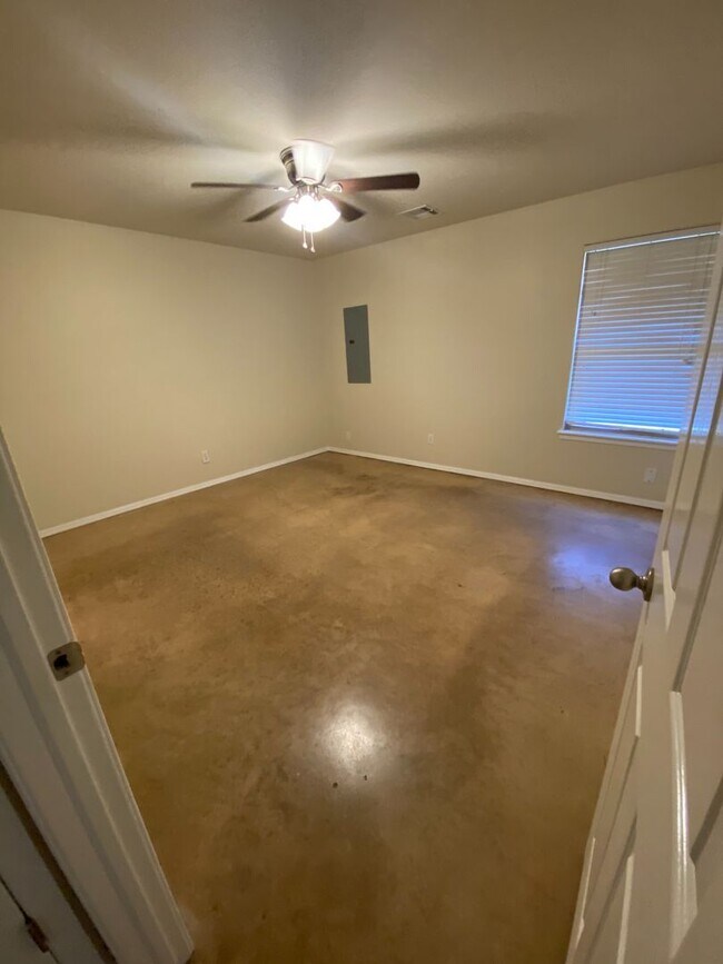 Building Photo - 2428 Ellis Dr