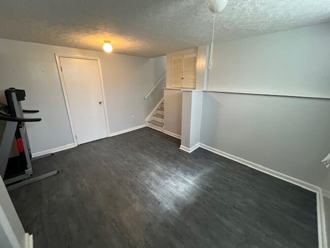 Building Photo - Beautifully remodeled 3 bedroom, 2.5 bath, 2 car garage