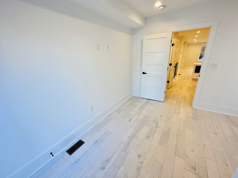 Building Photo - 1314 1/2 5th St NW