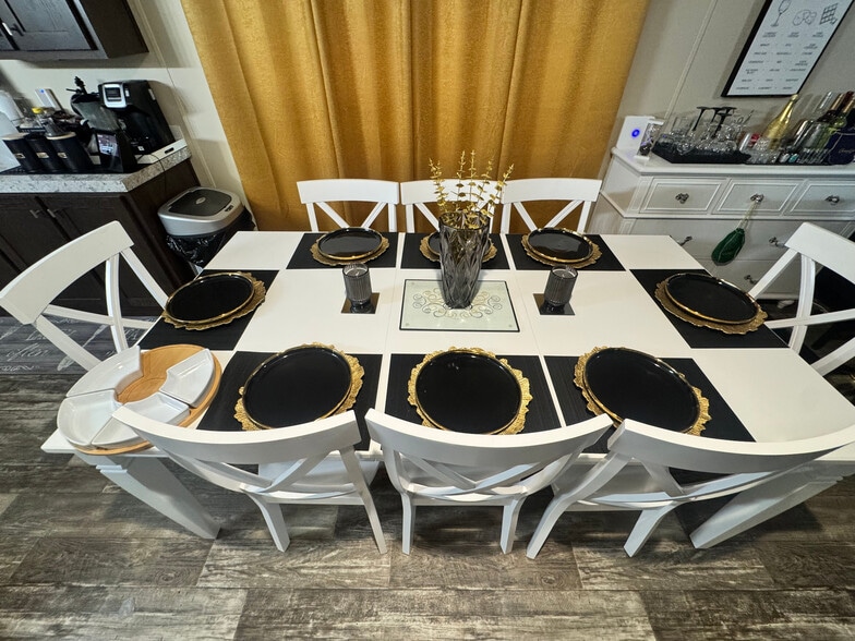 Building Photo - Room in House on Robin Ln