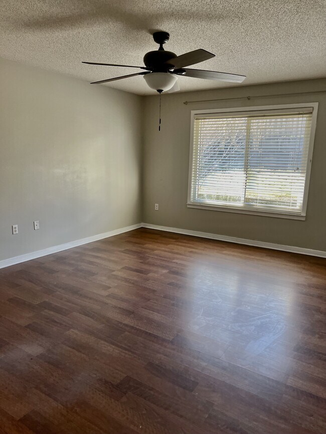 Building Photo - 160 Nicole Ln