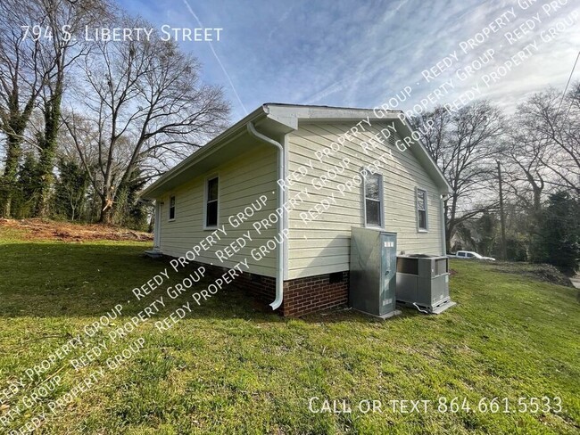 Building Photo - 2 bedroom / 1 bathroom home near downtown ...