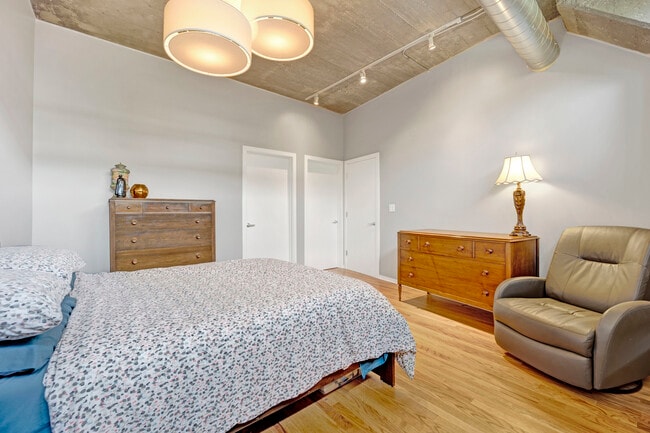 Building Photo - 1111 W 15th St