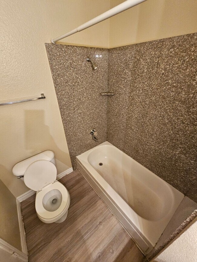 Building Photo - 2 Bedroom Condo located at Bella Vita!!