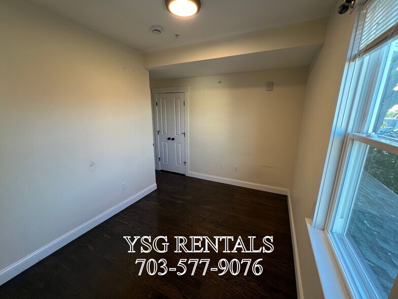 Building Photo - 194 Hillside St