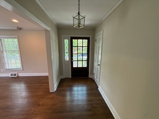Building Photo - Myers Park 3 Bedrooms 2 Bathroom Duplex!