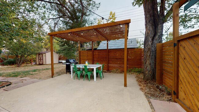 Gated yard with patio and outdoor dining - 2304 Pine Street