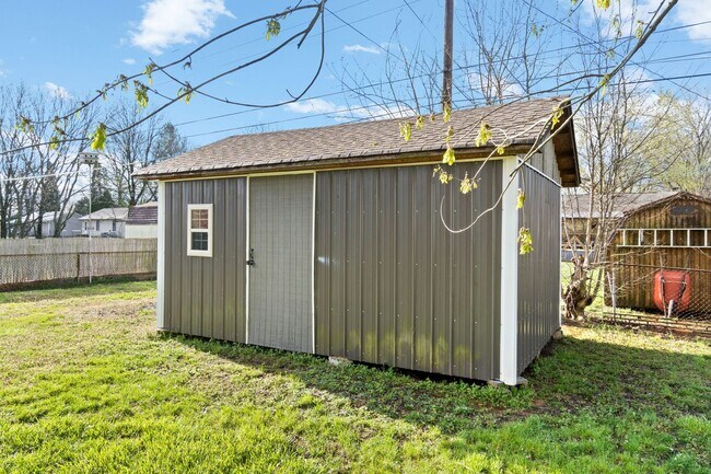 Building Photo - Pet Friendly Renovated Three Bedroom with Basement!