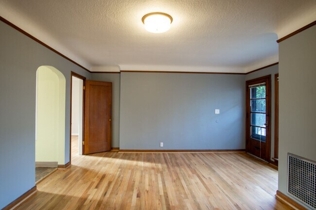 Building Photo - Great Vintage 2-Bed Between Hawthorne & Belmont!