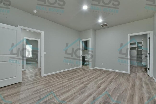Building Photo - 4 Bedroom Rental w/2 car garage