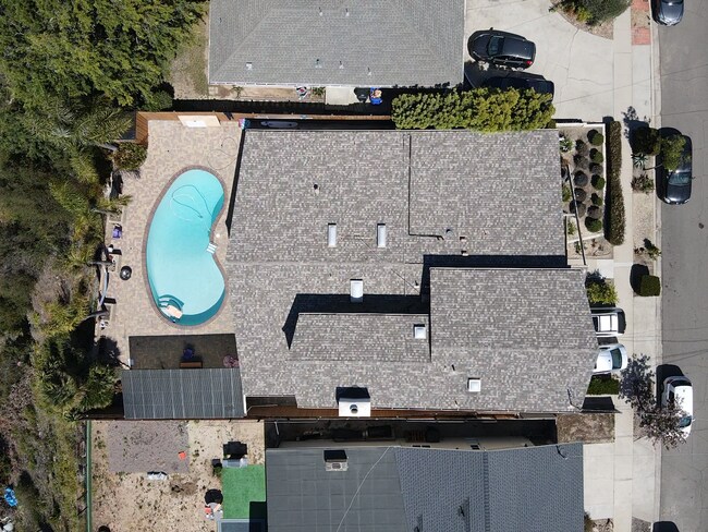 Building Photo - POOL house! BIG rooms! 8 Bedrooms (Lease o...