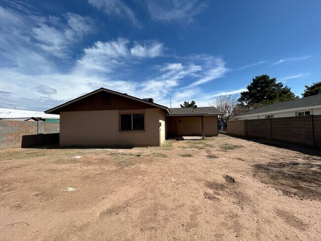 Building Photo - 540 W Del Campo Ave