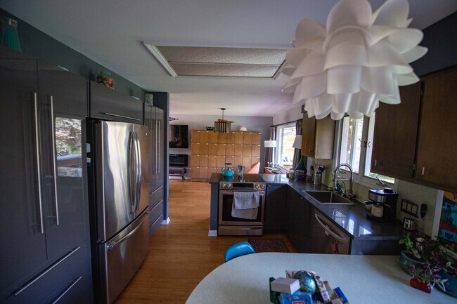 Building Photo - Short Term Rental Family Home