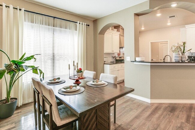 Building Photo - 806 E 19th St