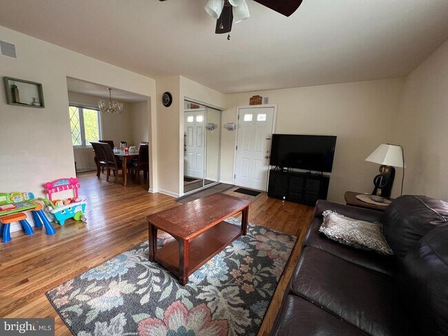 Building Photo - 890 Belfry Dr