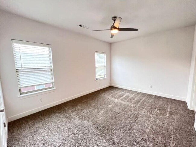 Building Photo - 418 NW Retreat Ln