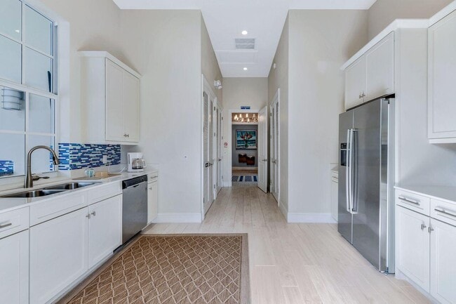 Building Photo - 814 Bay Colony Dr S