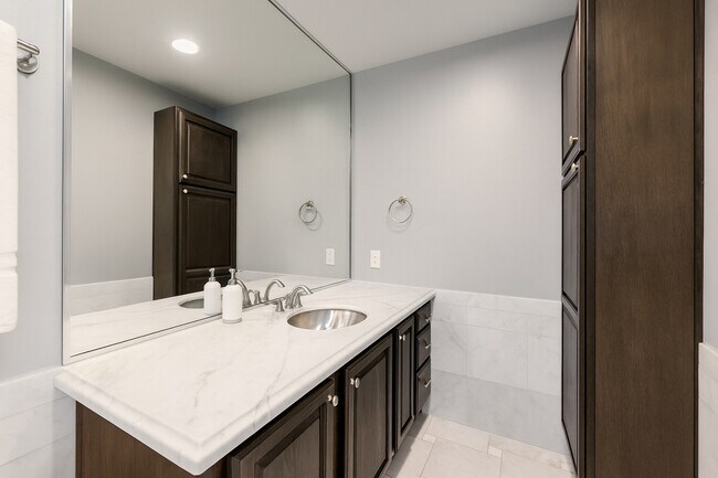 Building Photo - 5002 Junius St