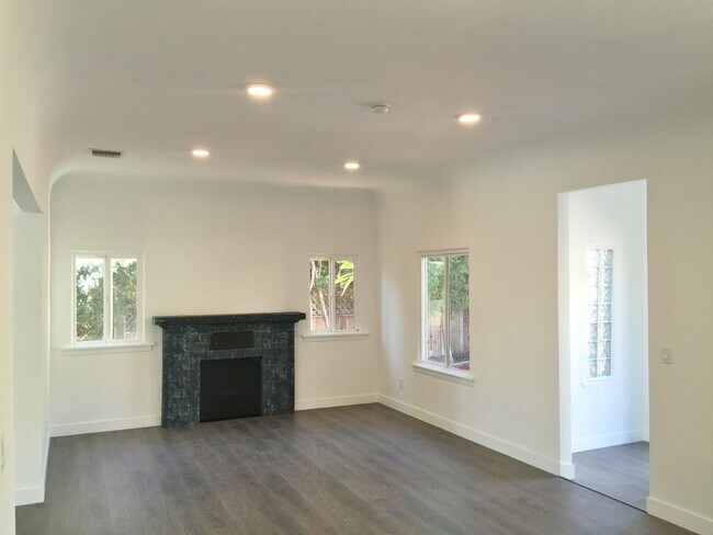 Building Photo - 8538 N W Knoll Dr