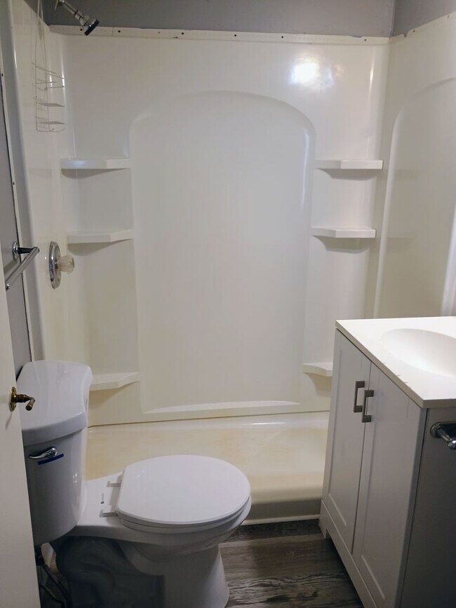 Building Photo - 2 bedroom 1 bathroom with HUGE bonus room