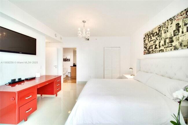 Building Photo - 300 S Biscayne Blvd