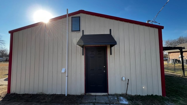 Building Photo - 911 N Sherman Ave