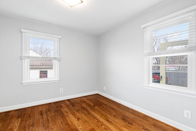 Building Photo - 2 Bed / 1 Bath Bungalow. Dog Friendly. Fenced Yard.