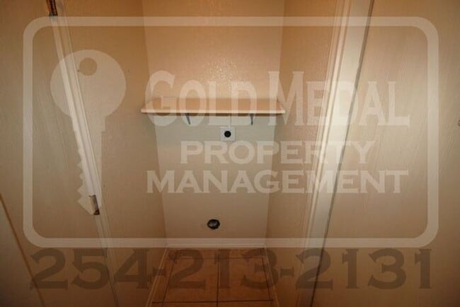 Building Photo - 2802 Alma Dr