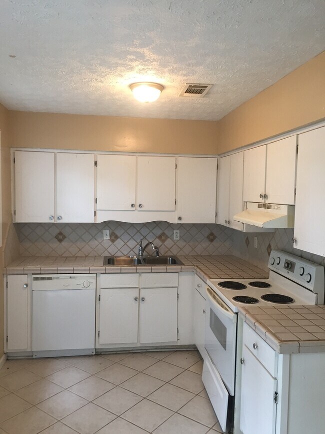 Building Photo - **AVAILABLE NOW**Total Electric East Columbus 4 bedroom/1 bathroom Home for Rent***