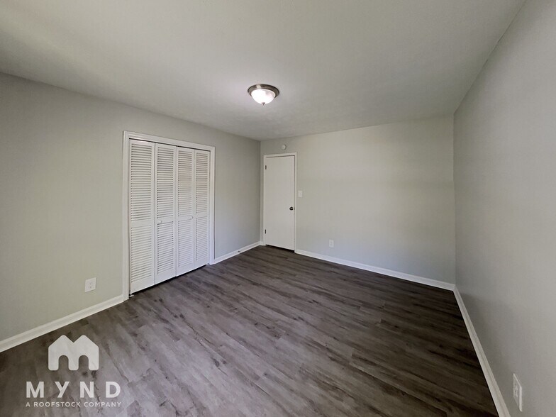 Building Photo - 2121 W Chester Cir SE