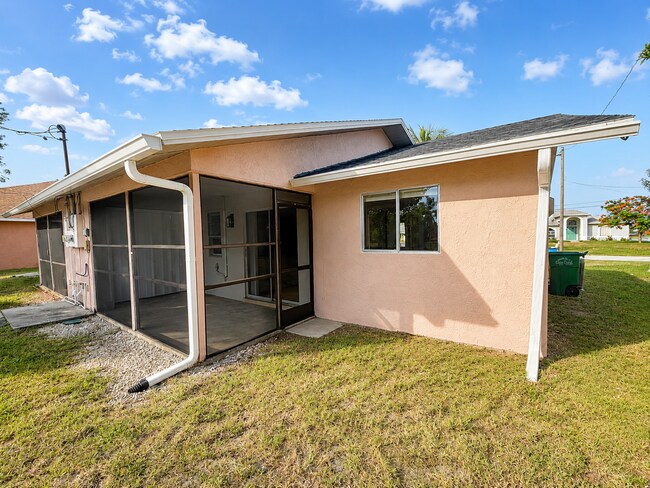 Building Photo - 712 SW 3rd Ct