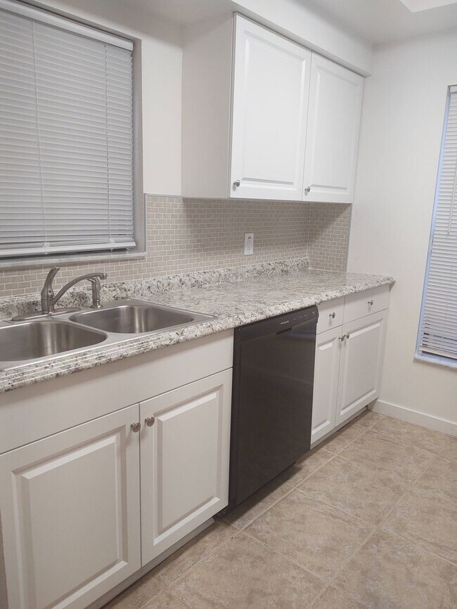 Building Photo - Lovely Condo for rent  ( New Lower Price)