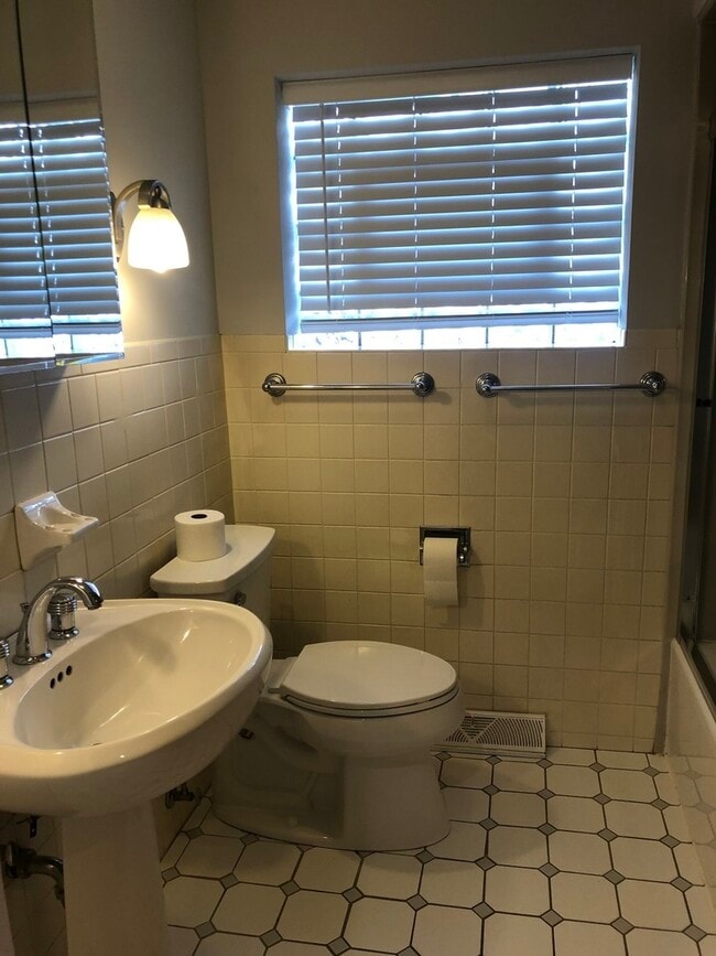 Building Photo - 2004 Milton Ave