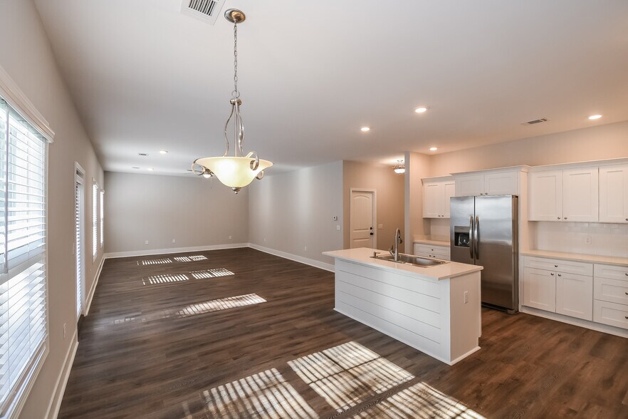 Building Photo - 67 Greyfield Dr