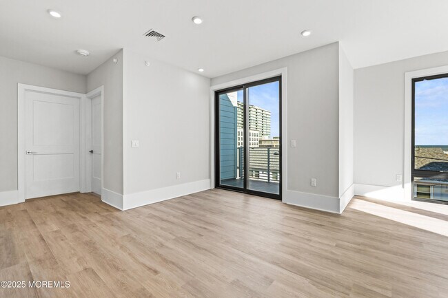 Building Photo - 218 3rd Ave