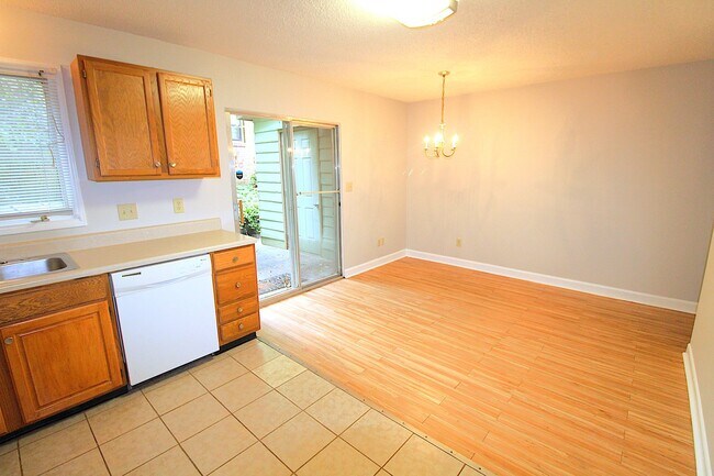 Building Photo - 2528 Vail Ave