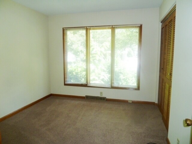 Building Photo - Walk to Campus! Incredible location, amazi...