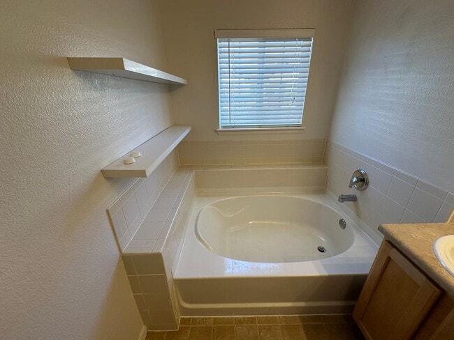 Building Photo - 3 Bed 3 bath Townhome in Castle Rock!