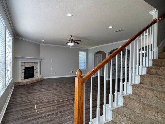 Building Photo - 5805 Thompson Pl