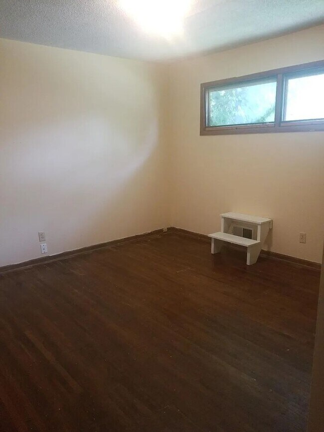 Building Photo - Charming 2-Bedroom 1 Bath Duplex!