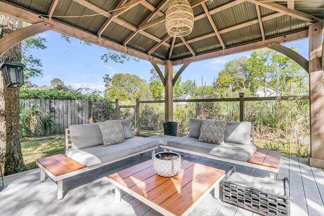 Building Photo - Charming 3 Bedroom, 2 Bath Home off of Longpoint in Mount Pleasant!