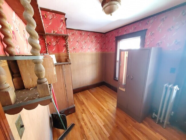 Building Photo - 135 Mills St